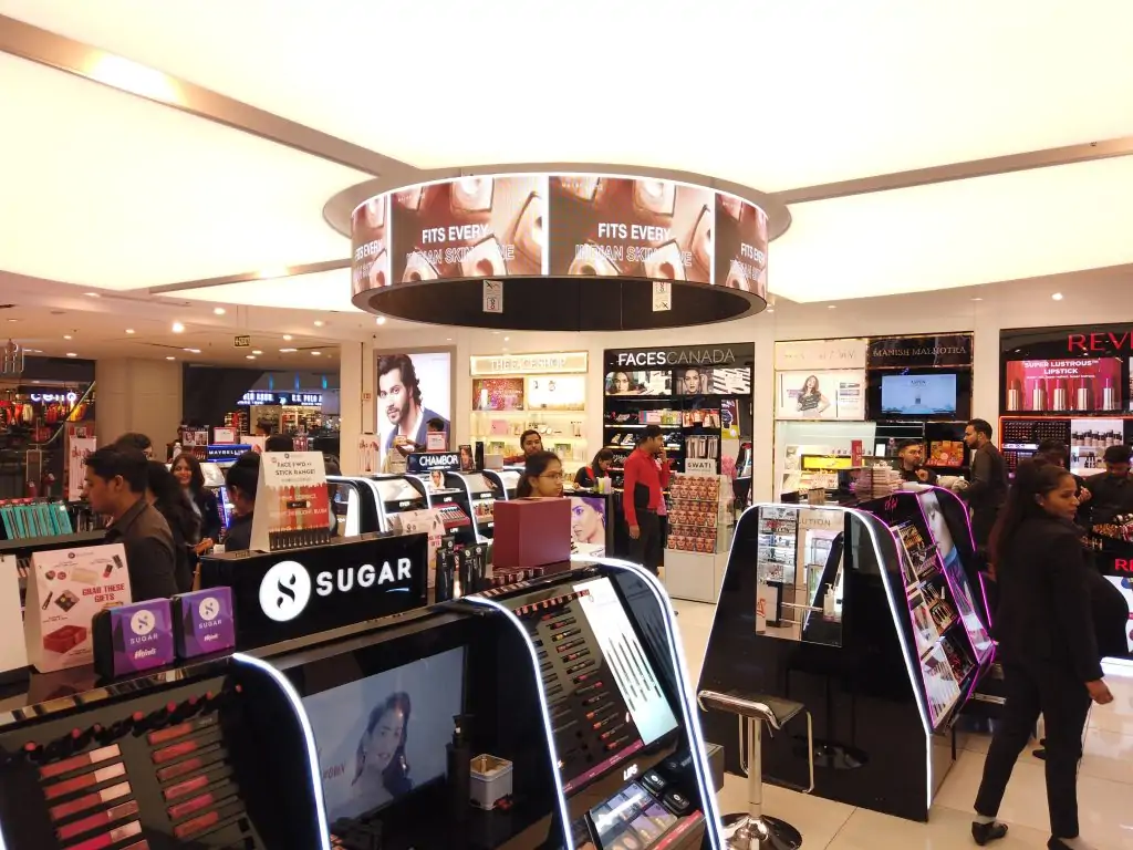 Cylindrical LED Videowall for Dubai retail