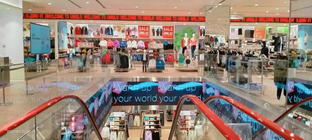 U Shaped LED Display for Uniqlo