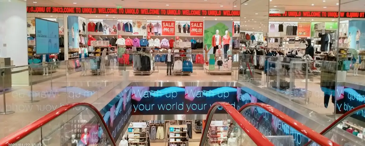 U Shaped Customised Bulkead LED Display and LED Ticker for Uniqlo Stores 2